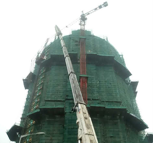 金明吊车在工地上作业